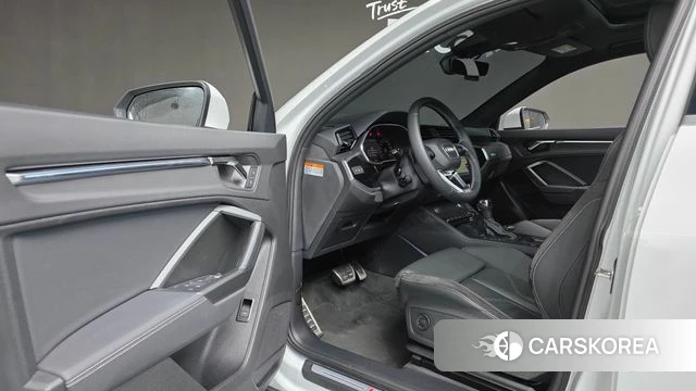 Audi Q3 (F3) 2022 Белый из Кореи, фото 3