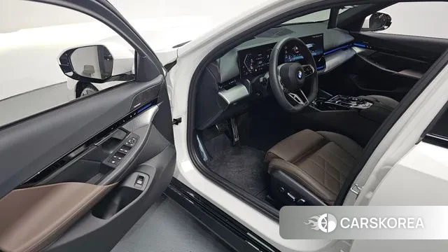 BMW 5 Series (G60) 2024 Белый из Кореи, фото 3