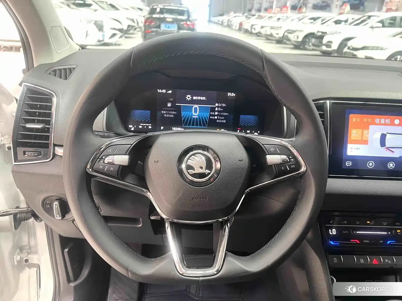Skoda Karoq 2023 Белый из Китая, фото 3