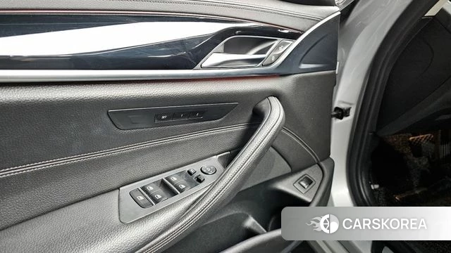 BMW 5 Series (G30) 2018 Серебряный из Кореи, фото 3