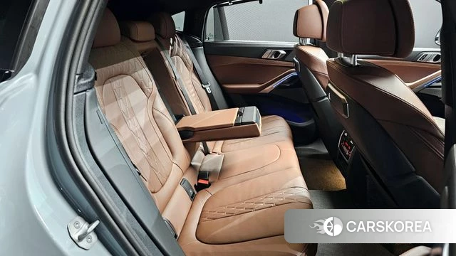 BMW X6 (G06) 2025 Светло-серебряный цвет из Кореи, фото 3