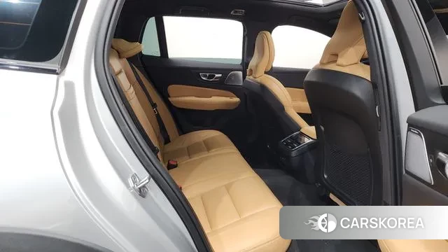 Volvo V60 Cross-Country 2nd Generation 2021 Серебряный из Кореи, фото 3