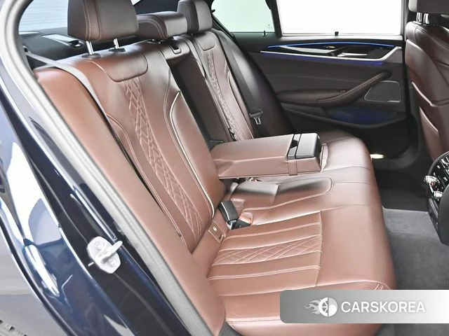 BMW 5 Series (G30) 2023 Черный двухцветный из Кореи, фото 3