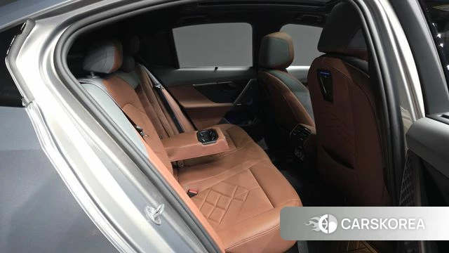 BMW 5 Series (G60) 2025 Серебристо-серый из Кореи, фото 3