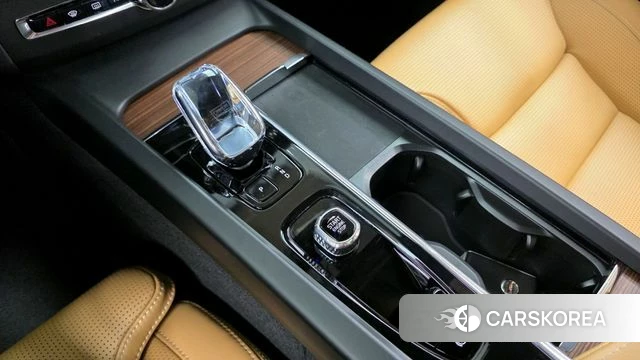 Volvo XC60 second Generation 2023 Белый из Кореи, фото 3