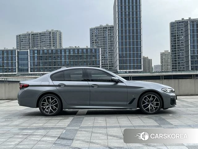 BMW 5 series (imported) 2023 Темно-серый из Китая, фото 3