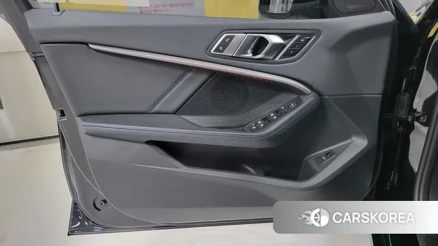 BMW 1 Series (F40) 2023 Черный из Кореи, фото 3