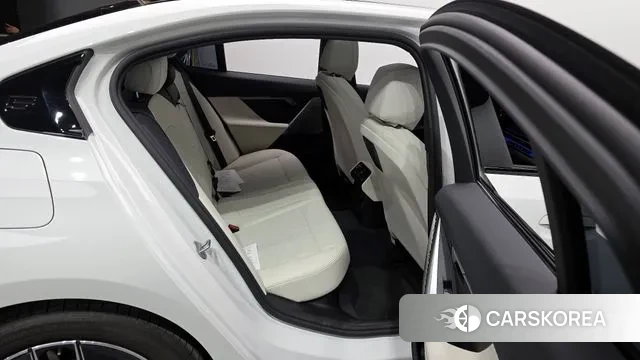 BMW 5 Series (G60) 2025 Белый из Кореи, фото 3