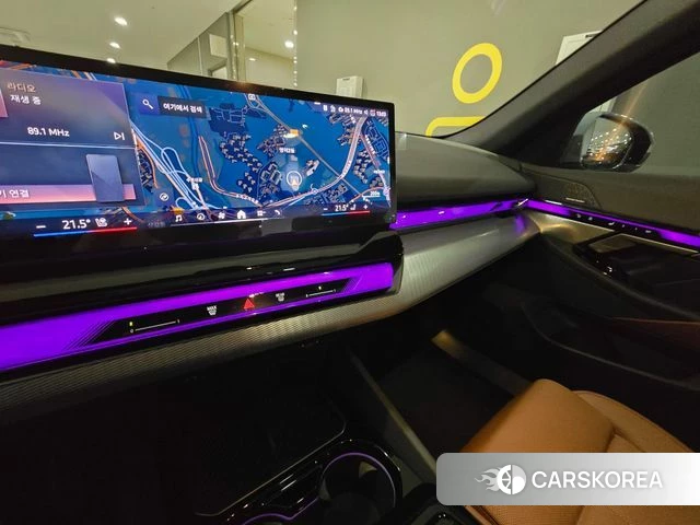 BMW 5 Series (G60) 2025 Цвет галактики из Кореи, фото 3