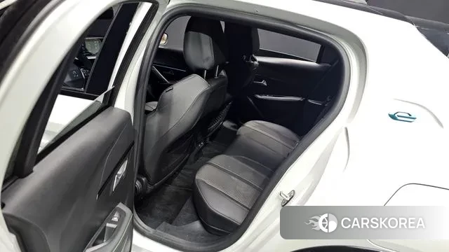 Peugeot e-208 second Generation 2022 Белый из Кореи, фото 3