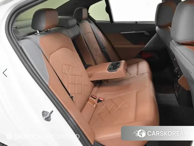 BMW 5 Series (G60) 2024 Белый из Кореи, фото 3