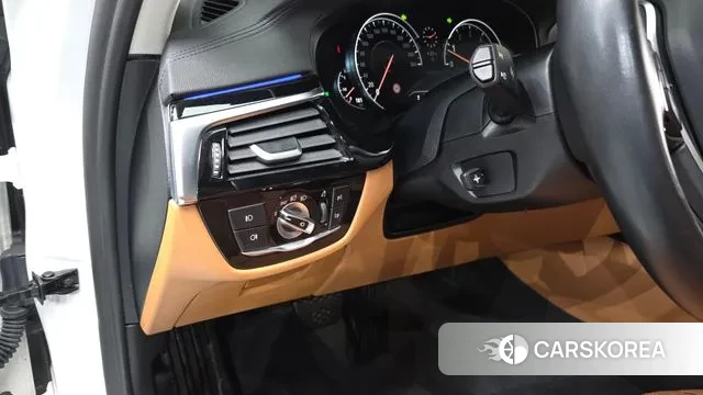 BMW 5 Series (G30) 2018 Белый из Кореи, фото 3