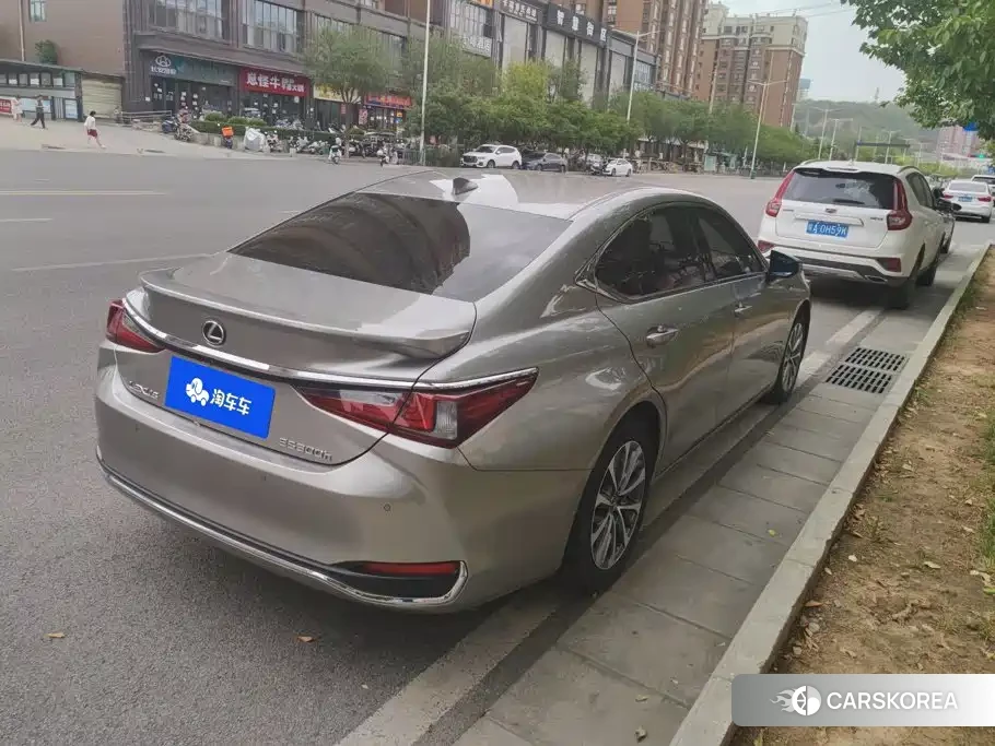 Lexus ES 2023 Silver/gray из Китая, фото 3
