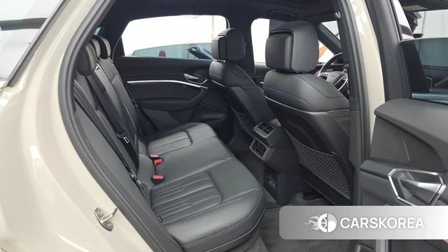 Audi e-Tron 2022 Жемчужный цвет из Кореи, фото 3