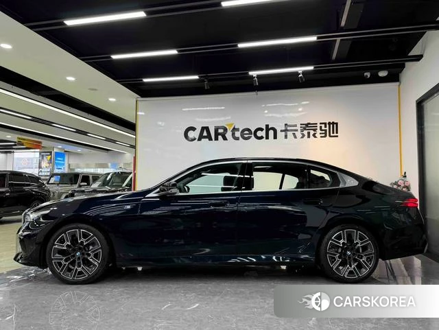 BMW 5 series 2025 Черный из Китая, фото 3