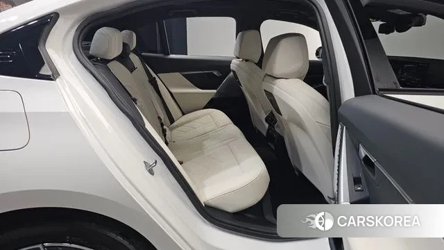 BMW 5 Series (G60) 2024 Белый из Кореи, фото 3