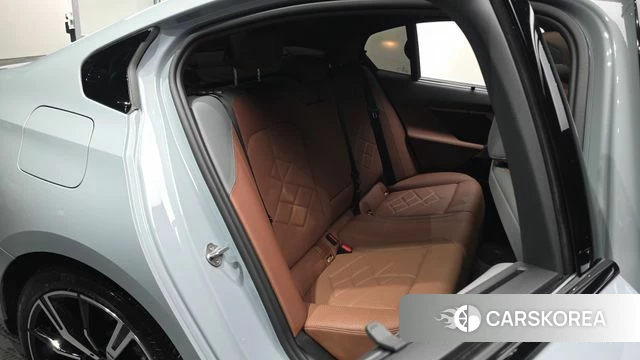 BMW 5 Series (G60) 2024 Серебристо-серый из Кореи, фото 3