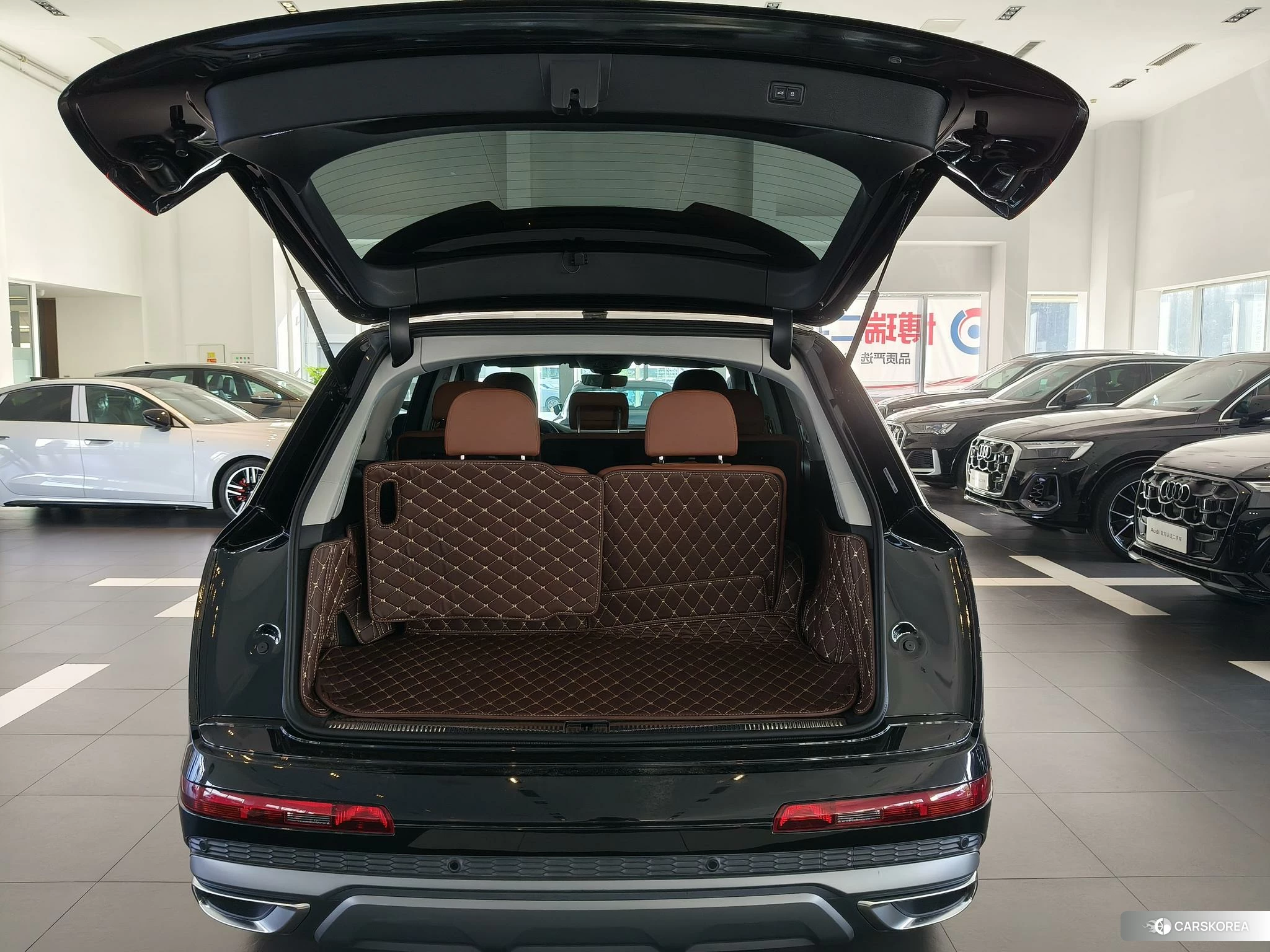 Audi Q7 2022 Черный из Китая, фото 3