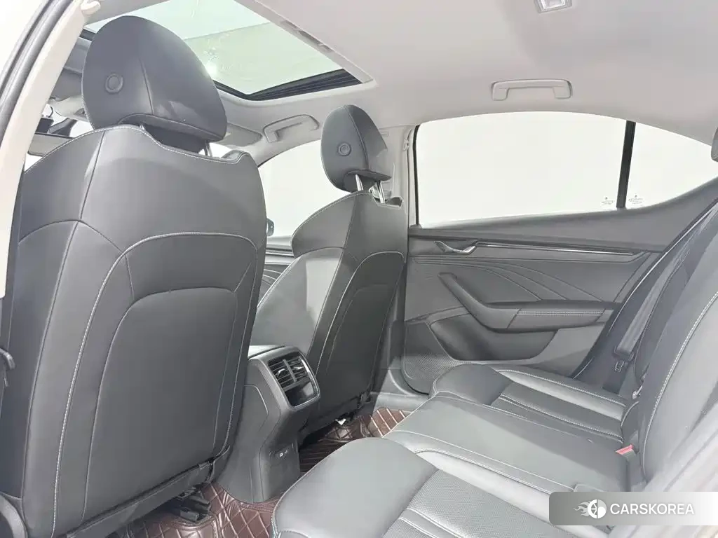 Skoda Octavia 2023 Белый из Китая, фото 3