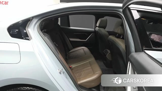 BMW 5 Series (G60) 2024 Серебристо-серый из Кореи, фото 3
