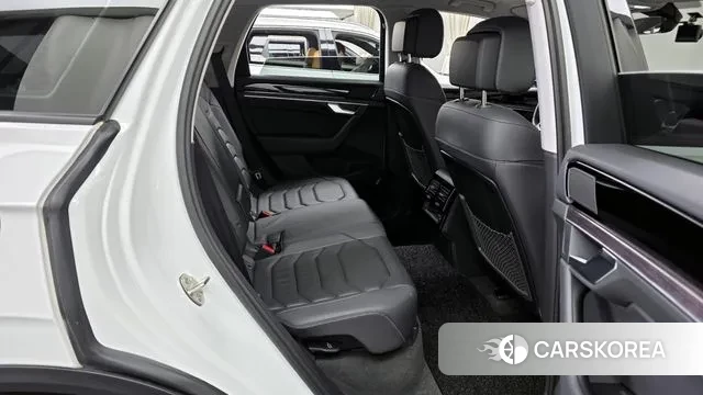 Volkswagen Touareg 3rd generation 2023 Белый из Кореи, фото 3