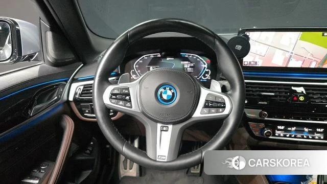 BMW 5 Series (G30) 2023 Серебристо-серый из Кореи, фото 3