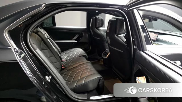 BMW 7 Series (G70) 2023 Черный из Кореи, фото 3