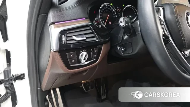 BMW 5 Series (G30) 2018 Белый из Кореи, фото 3