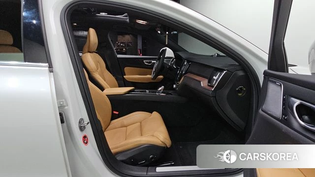 Volvo S60 3rd generation 2024 Белый из Кореи, фото 3