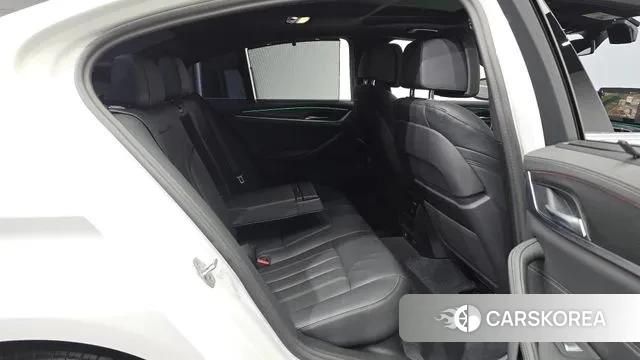 BMW 5 Series (G30) 2023 Белый из Кореи, фото 3