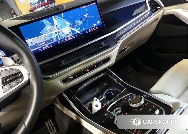 BMW X7 (G07) 2024 Серебристо-серый из Кореи, фото 3