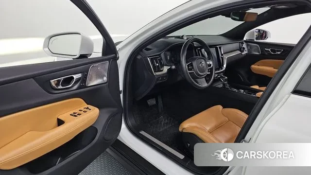 Volvo V60 Cross-Country 2nd Generation 2019 Белый из Кореи, фото 3