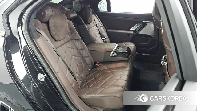 BMW 7 Series (G70) 2023 Черный из Кореи, фото 3