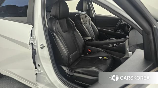 Hyundai Avante Hybrid (CN7) 2023 Белый из Кореи, фото 3