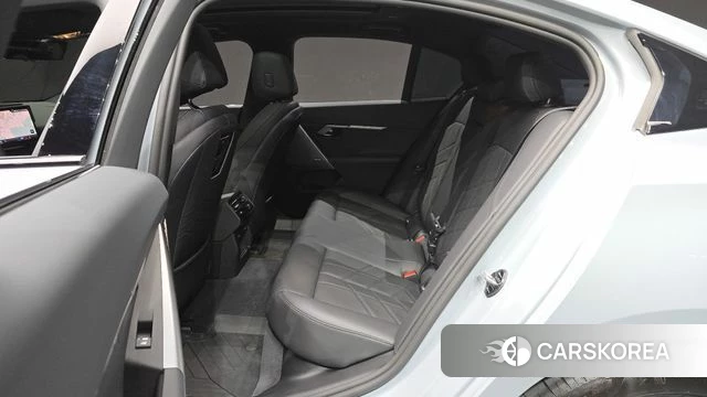 BMW 5 Series (G60) 2025 Светло-серебряный цвет из Кореи, фото 3