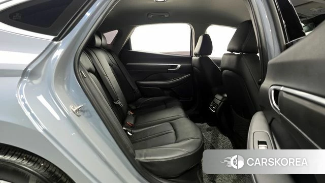 Hyundai Sonata D Edge Hybrid (DN8) 2023 Светло-серебряный цвет из Кореи, фото 3