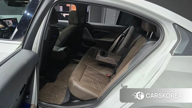 BMW 5 Series (G60) 2024 Белый из Кореи, фото 3