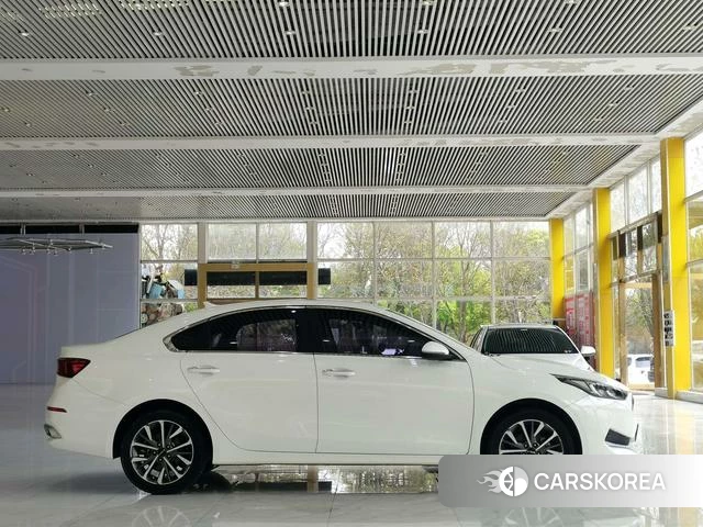 Kia K3 2022 Белый из Китая, фото 3