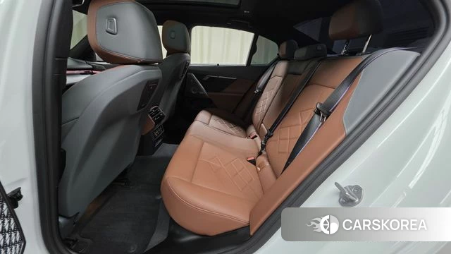 BMW 5 Series (G60) 2025 Белый из Кореи, фото 3