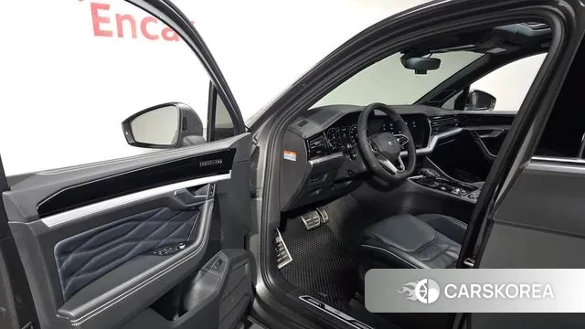 Volkswagen Touareg 3rd generation 2024 Серый из Кореи, фото 3