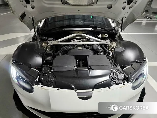 Aston Martin Vantage 2nd Generation 2022 Белый из Кореи, фото 3