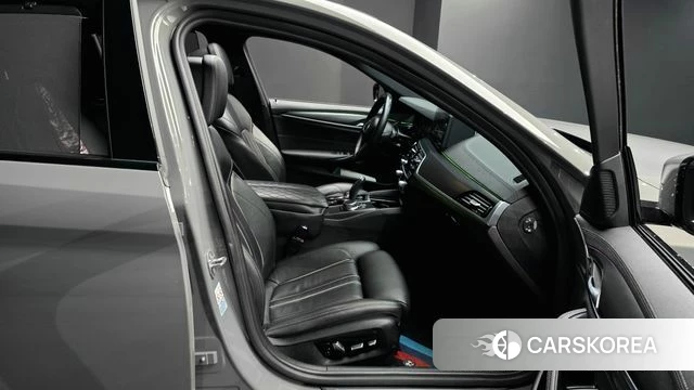 BMW 5 Series (G30) 2022 Серебристо-серый из Кореи, фото 3