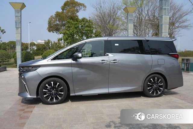 Toyota Elfa 2026 Темно-серый из Китая, фото 3