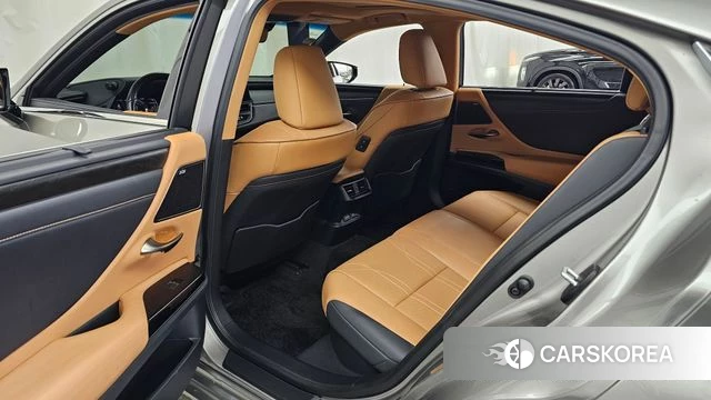 Lexus ES300h 7th generation 2021 Серебряный из Кореи, фото 3