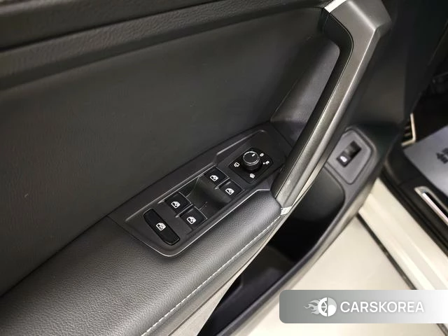 Volkswagen Tiguan L 2021 Серебристо-серый из Китая, фото 3