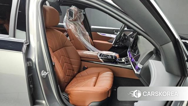 BMW 7 Series (G70) 2025 Серебряный двухцветный из Кореи, фото 3