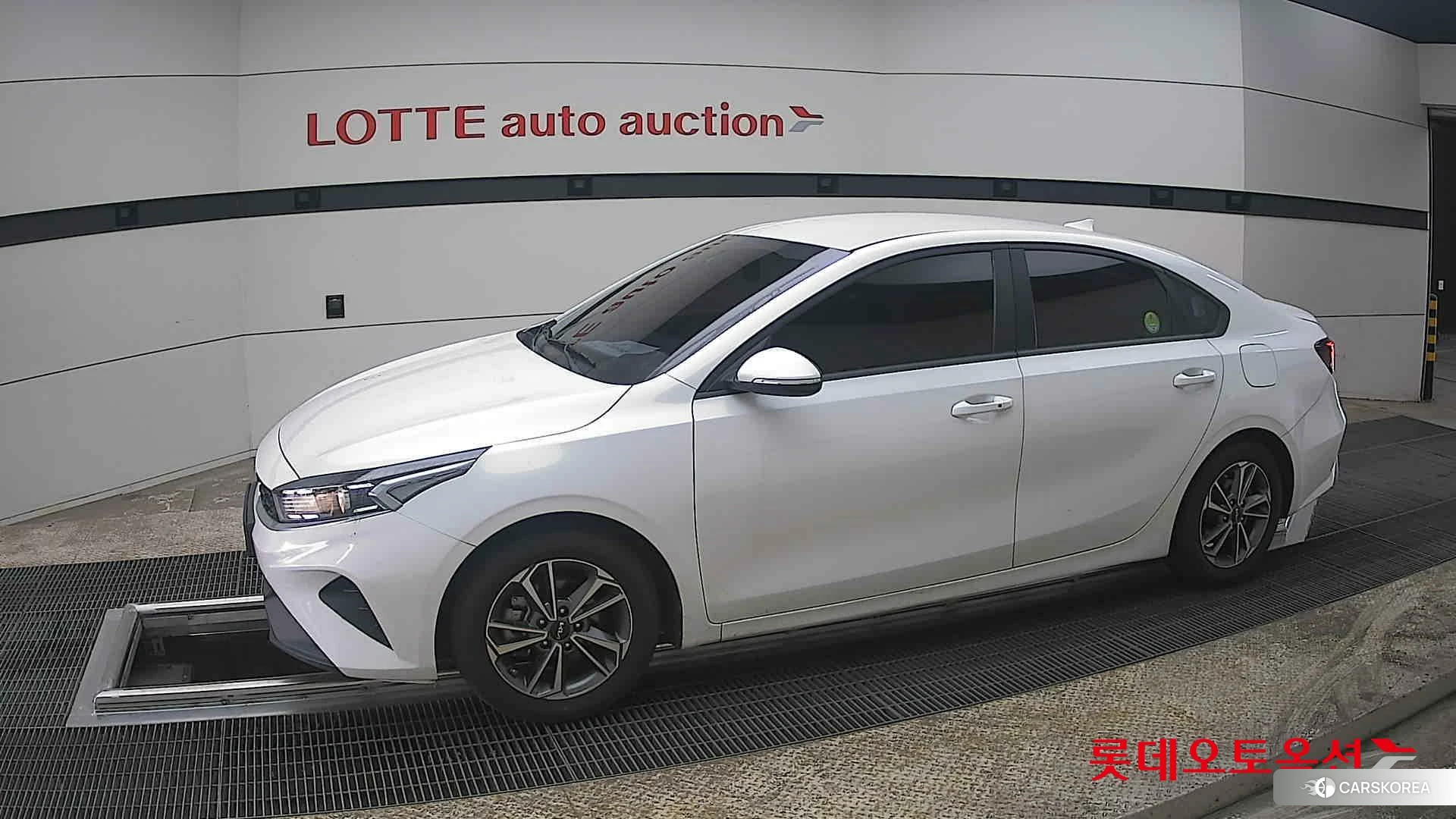 Kia K3 2022 Snow White Pearl из Кореи, фото 3