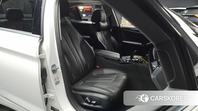 BMW 5 Series (G30) 2018 Белый из Кореи, фото 3