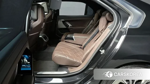 BMW 7 Series (G70) 2023 Черный из Кореи, фото 3