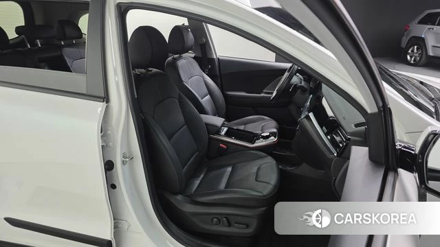 Kia Niro Plus 2023 Белый из Кореи, фото 3